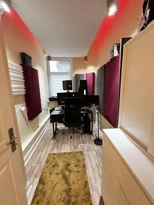Къща за гости Cozy Apartment In City Center, Free Wi-Fi *